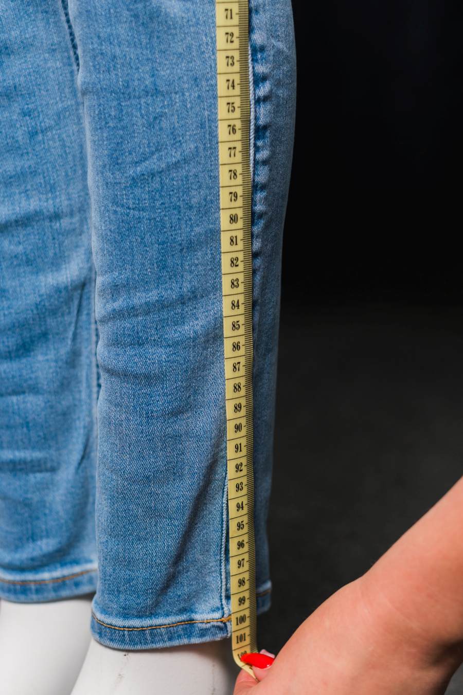 Jak zmierzyć długość damskich jeansów?