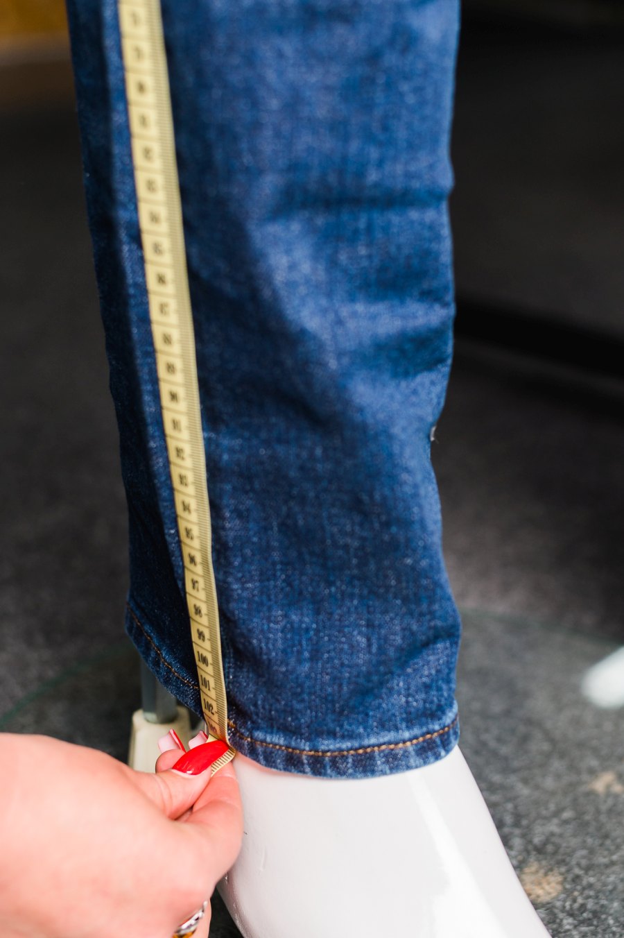 jak zmierzyć długość jeansów?