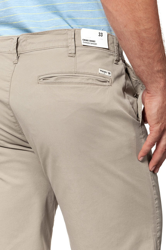 SPODENKI MĘSKIE WRANGLER CHINO SHORT CAMEL W14AKM175 112126559