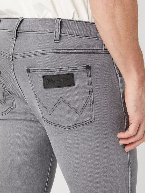 WRANGLER GREENSBORO MĘSKIE SPODNIE JEANSOWE JEANSY LIGHT ASHES W15QBY42F 112329010