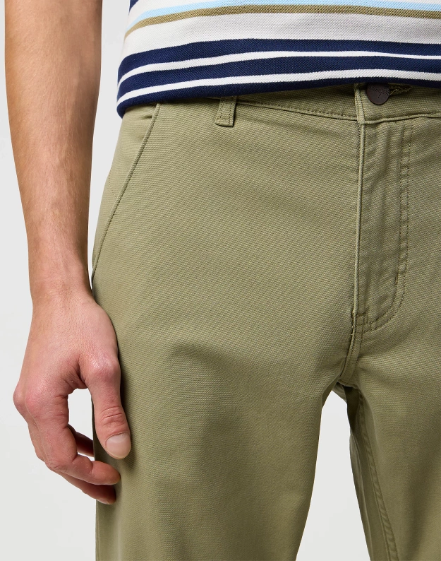 MESKIE SPODNIE WRANGLER REGULAR CHINO ALOE 112371031