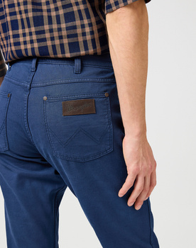 WRANGLER MĘSKIE SPODNIE MATERIAŁOWE WRANGLER GREENSBORO NAVY 112362441