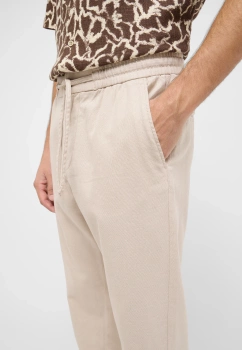 Męskie Spodnie Jeansowe Mustang Style Milano Jogger Oyster White 1016330 3025