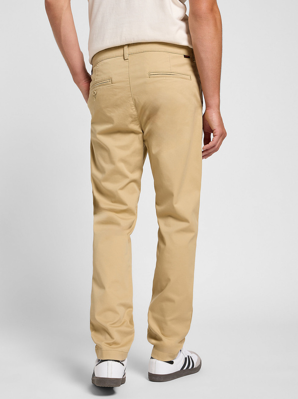 LEE MĘSKIE SPODNIE MATERIAŁOWE LEE SLIM CHINO SAND 112363970