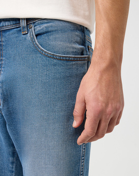 WRANGLER MĘSKIE SPODENKI JEANSOWE TEXAS SHORTS STRIDE 112350658 W11C018020