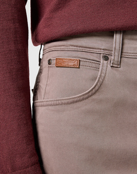 WRANGLER MĘSKIE SPODNIE MATERIAŁOWE TEXAS IRON 112356884 W121017431