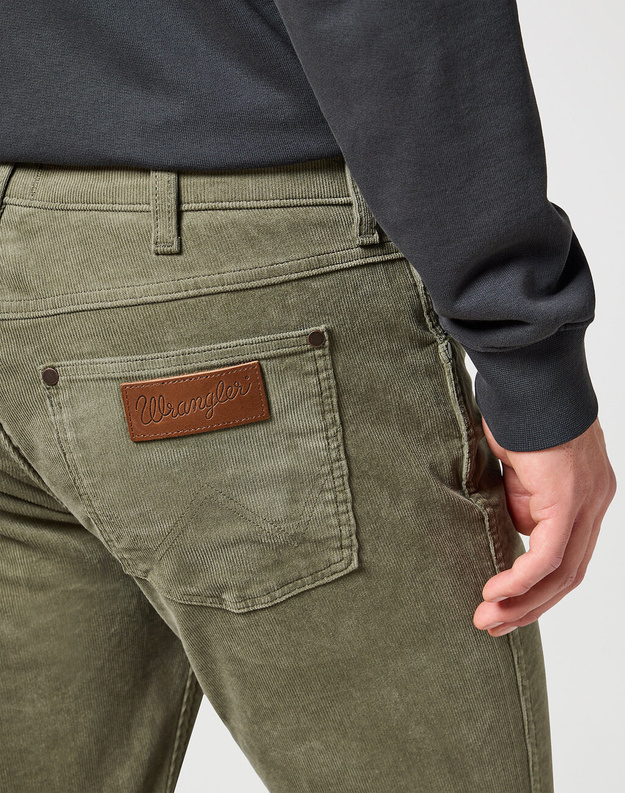WRANGLER GREENSBORO MĘSKIE SPODNIE MATERIAŁOWE SZTRUKSOWE SZTRUKS DUSTY OLIVE 112356861 W15Q018011