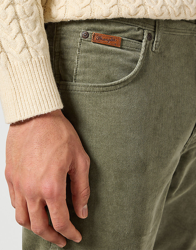 WRANGLER MĘSKIE SPODNIE SZTRUKSOWE TEXAS SLIM DUSTY OLIVE 112358038