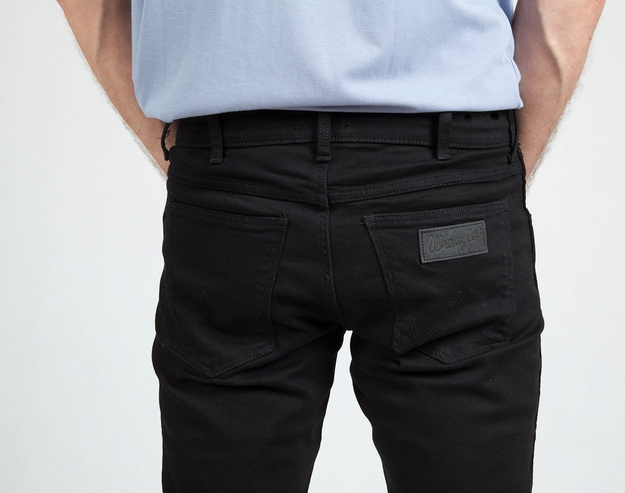 WRANGLER LARSTON MĘSKIE SPODNIE JEANSOWE BACK TO BLACK W18SHPP40 112319117