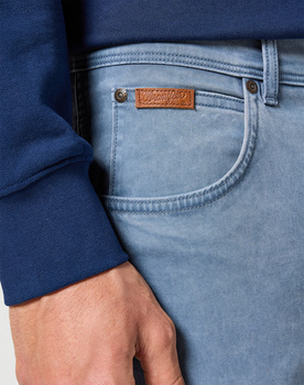 WRANGLER MĘSKIE SPODNIE MATERIAŁOWE TEXAS SLIM GRISAILLE 112356809 W12S017443