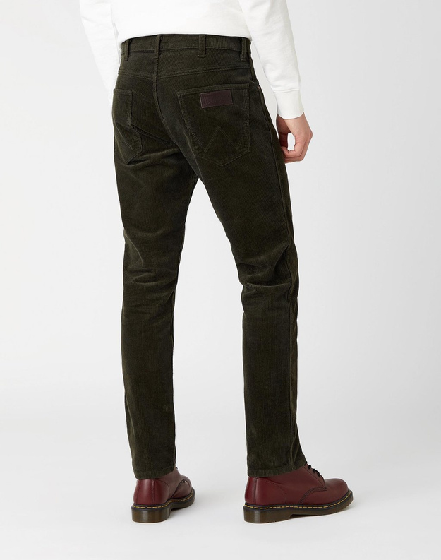 WRANGLER GREENSBORO MĘSKIE SPODNIE SZTRUKSOWE SZTRUKSY MILITARE GREEN W15QA2G40 112141186