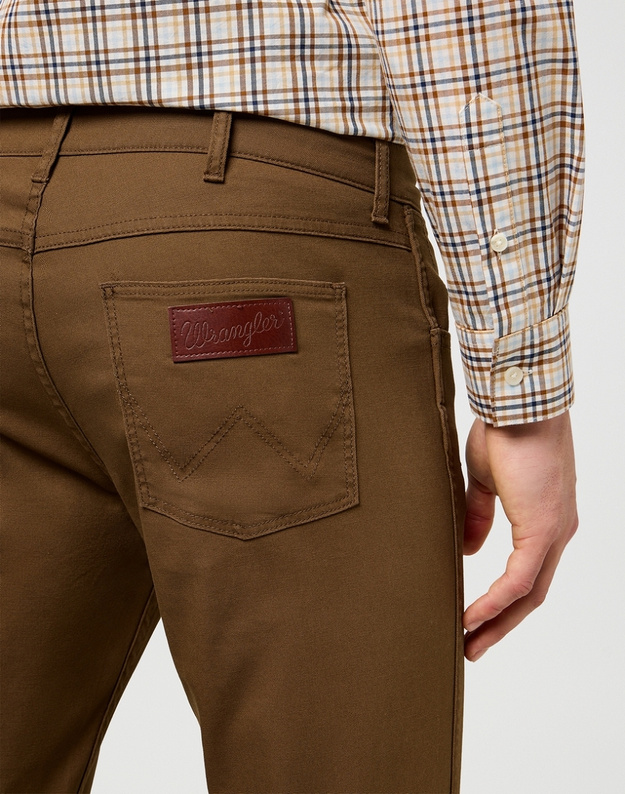 MESKIE SPODNIE  WRANGLER GREENSBORO DARK EARTH 112371571