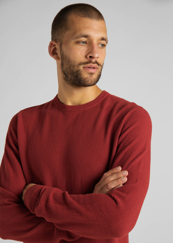 LEE BASIC TEXTURED CREW MĘSKA BLUZA REGULAR FIT RED OCHRE L85BOCOE 112122603