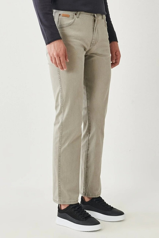 WRANGLER TEXAS STRETCH MĘSKIE SPODNIE MATERIAŁOWE FOG W12197235