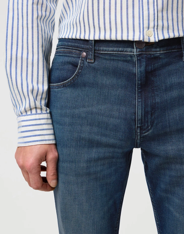 MESKIE SPODNIE WRANGLER GREENSBORO MARINE TINT 112371009