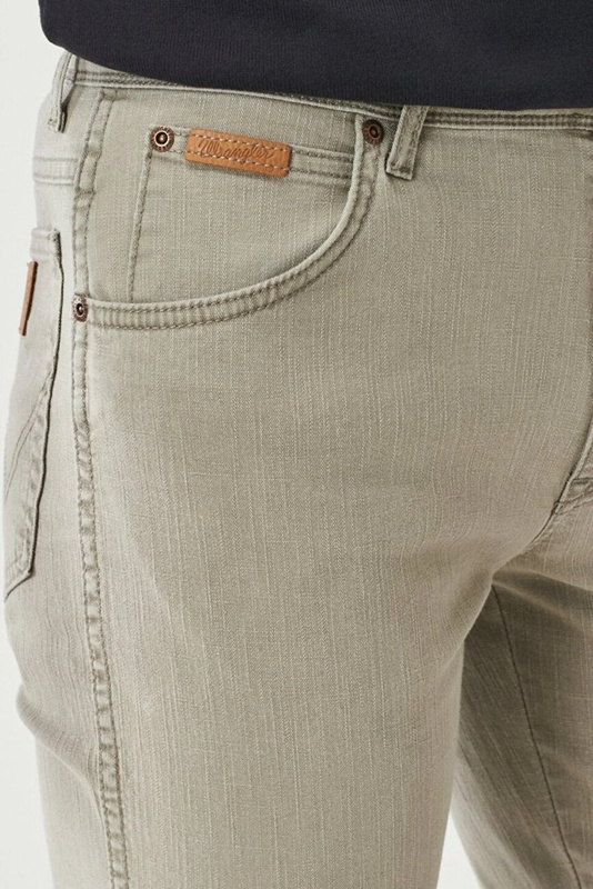 WRANGLER TEXAS STRETCH MĘSKIE SPODNIE MATERIAŁOWE FOG W12197235