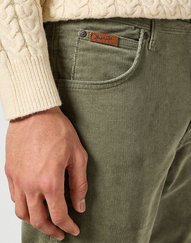 WRANGLER MĘSKIE SPODNIE SZTRUKSOWE TEXAS SLIM DUSTY OLIVE 112358038