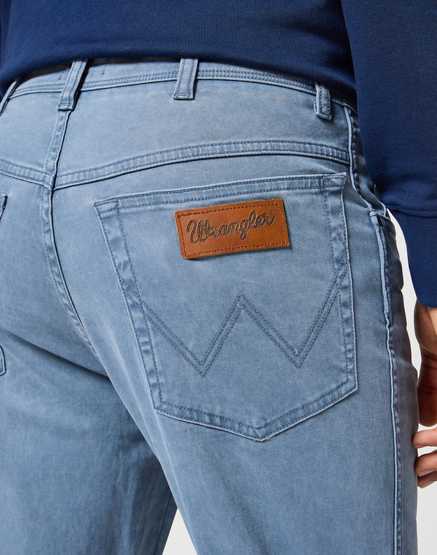 WRANGLER MĘSKIE SPODNIE MATERIAŁOWE TEXAS SLIM GRISAILLE 112356809 W12S017443