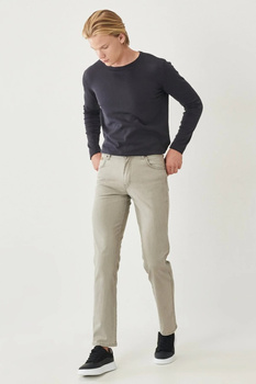 WRANGLER TEXAS STRETCH MĘSKIE SPODNIE MATERIAŁOWE FOG W12197235