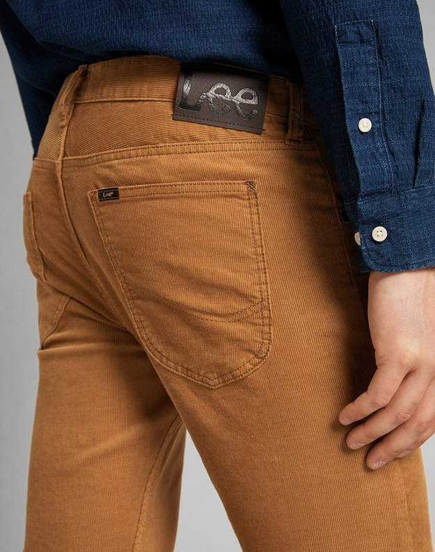 MĘSKIE SPODNIE MATERIAŁOWE LEE LUKE TOBACCO BROWN L719RL78 112140775