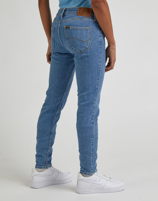 LEE SCARLETT DAMSKIE SPODNIE JEANSOWE JUST A BREESE L526FAB38 112330601