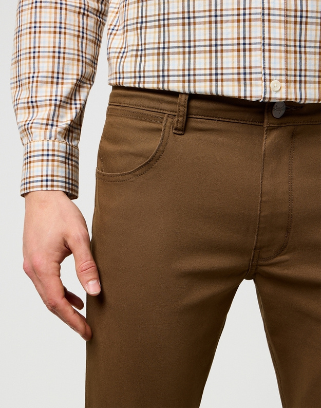 MESKIE SPODNIE  WRANGLER GREENSBORO DARK EARTH 112371571