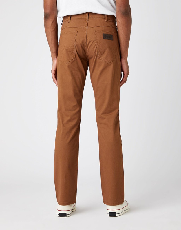 WRANGLER GREENSBORO MĘSKIE SPODNIE MATERIAŁOWE TAWNY BROWN W15QKAH28 112141194