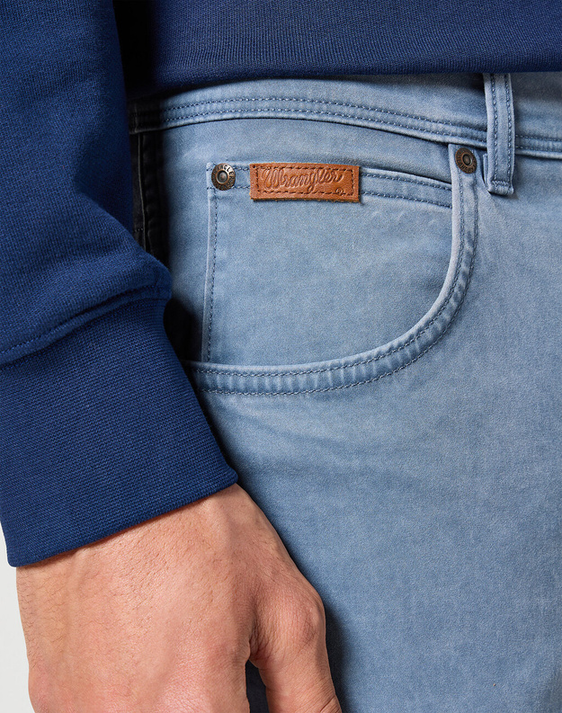 WRANGLER MĘSKIE SPODNIE MATERIAŁOWE TEXAS SLIM GRISAILLE 112356809 W12S017443