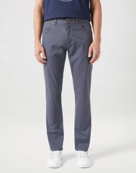 WRANGLER MĘSKIE SPODNIE MATERIAŁOWE GREENSBORO TURBULENCE 112350801