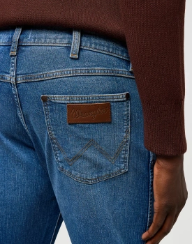 MESKIE SPODNIE WRANGLER LOOSE BOOT SKY BREEZE 112371340