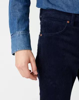 WRANGLER GREENSBORO MĘSKIE SPODNIE SZTRUKSOWE PRUSSIAN BLUE W15QA2B21 112141184