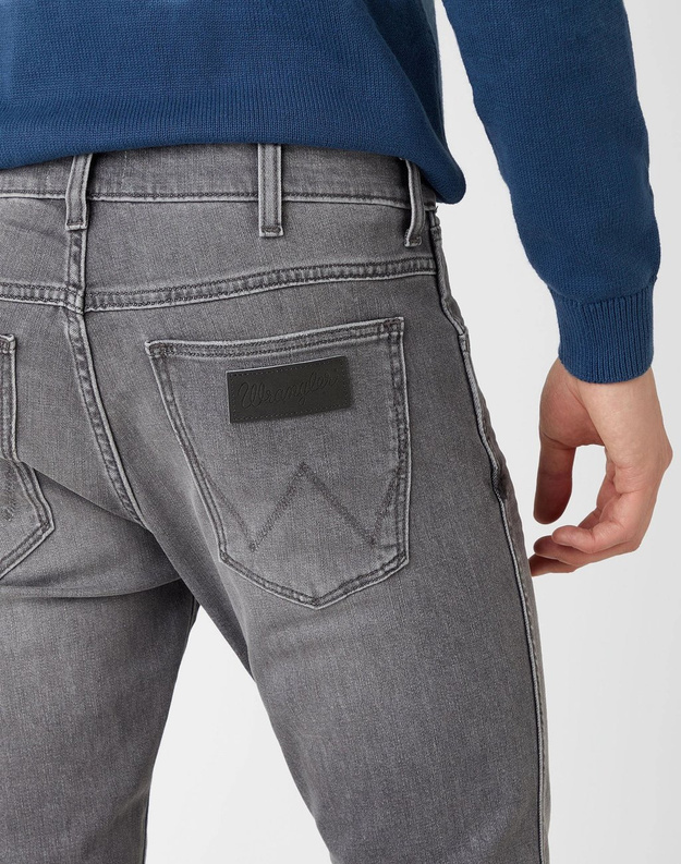MĘSKIE SPODNIE JENASOWE WRANGLER LARSTON SILKY GREY W18S2760S 112141207