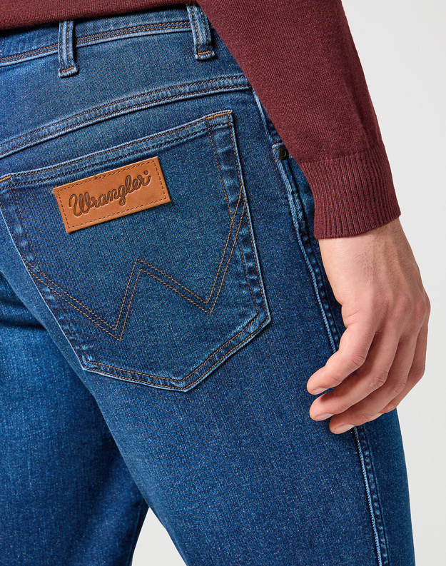WRANGLER MĘSKIE SPODNIE TEXAS SLIM DARK TRAILS Dark Trails 112358220 W12S008815