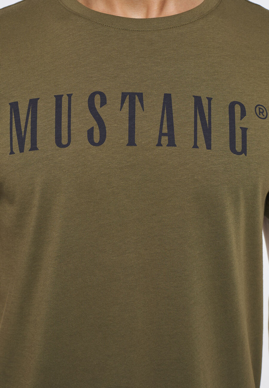 MUSTANG Style Alex C LOGO Tee MĘSKI T-SHIRT KOSZULKA NADRUK LOGO BURNT OLIVE 1013221 6358