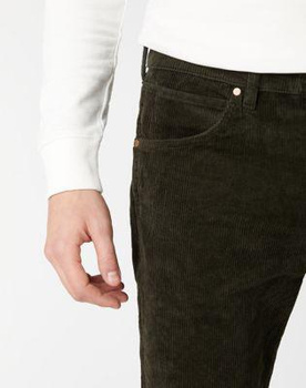 WRANGLER GREENSBORO MĘSKIE SPODNIE SZTRUKSOWE SZTRUKSY MILITARE GREEN W15QA2G40 112141186