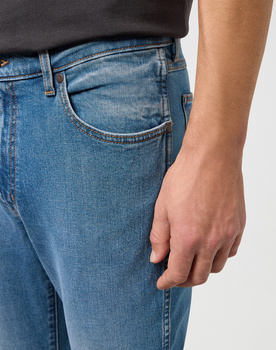 WRANGLER LARSTON MĘSKIE SPODNIE JEANSOWE JEANSY DŻINSY STRIDE 112350653 W18S018020