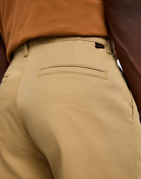 LEE MĘSKIE SPODNIE MATERIAŁOWE LEE RELAXED CHINO CLAY 112342933