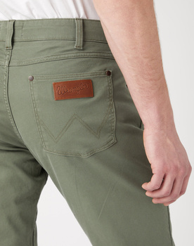 WRANGLER MĘSKIE SPODNIE MATERIAŁOWE GREENSBORO DUSTY OLIVE 112341466 W15Q018115