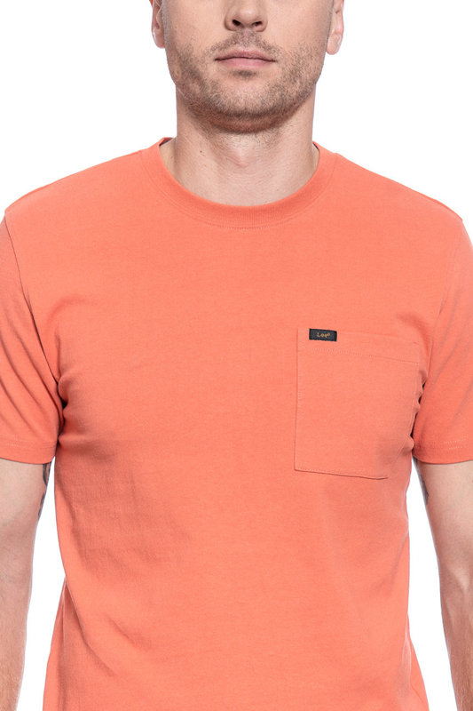 MĘSKI T-SHIRT LEE SS POCKET TEE PAPRIKA L64PSWNI