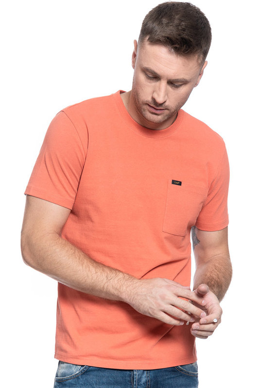 MĘSKI T-SHIRT LEE SS POCKET TEE PAPRIKA L64PSWNI