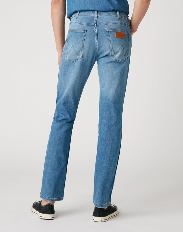 MĘSKIE SPODNIE JEANSOWE WRANGLER GREENSBORO LIGHT STRIKE W15QQ148S