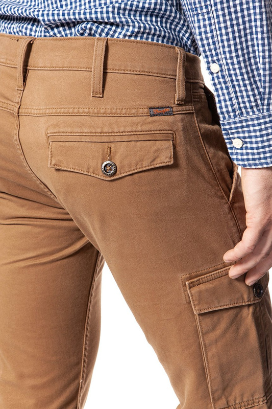 MĘSKIE SPODNIE MATERIAŁOWE WRANGLER CARGO PANTS DASCHUNDWASCHED W15ADO68I
