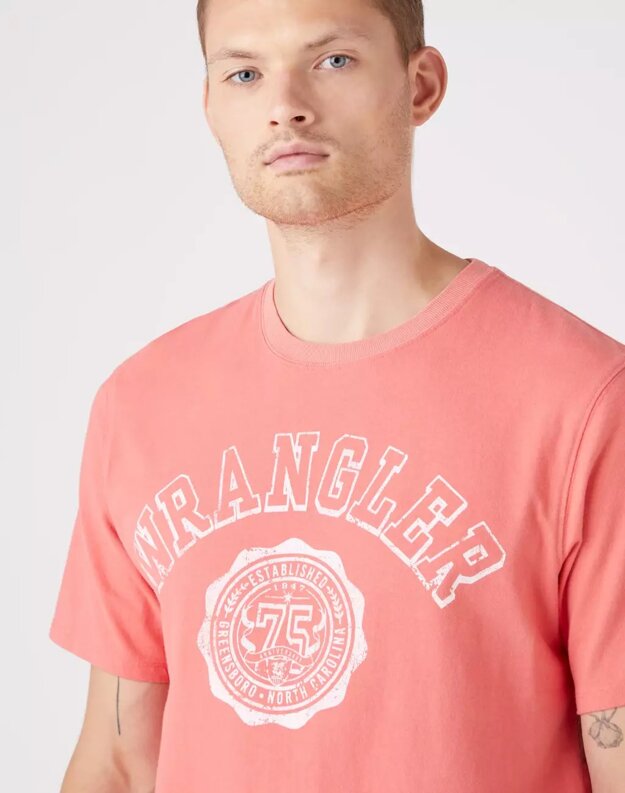 WRANGLER COLLEGIATE TEE MĘSKI T-SHIRT KOSZULKA NADRUK LOGO SPICED CORAL W7E0EJX6Y