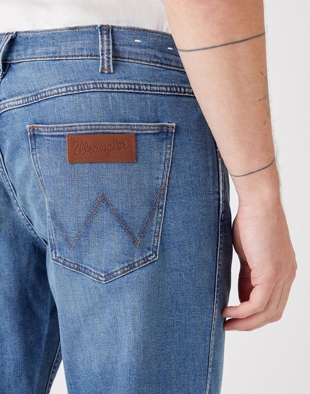 WRANGLER GREENSBORO MĘSKIE SPODNIE JEANSOWE DUSKY CLOUD W15QYJ38R