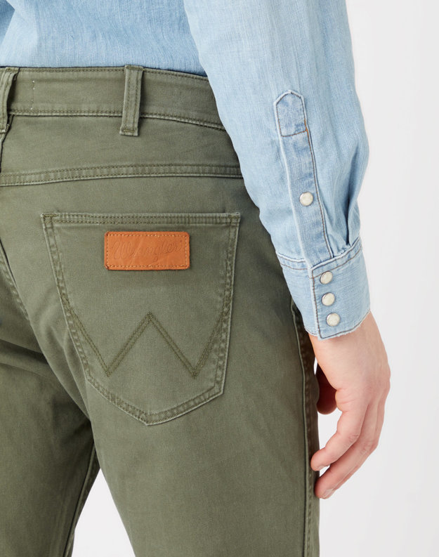 WRANGLER GREENSBORO MĘSKIE SPODNIE JEANSOWE MILITARE GREEN W15Q71G40