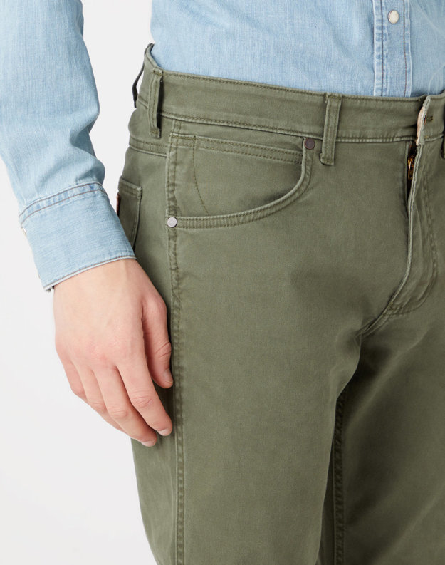 WRANGLER GREENSBORO MĘSKIE SPODNIE JEANSOWE MILITARE GREEN W15Q71G40