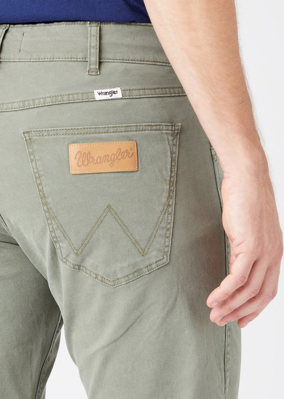 WRANGLER GREENSBORO MĘSKIE SPODNIE MATERIAŁOWE DUSTY OLIVE W15QY665M