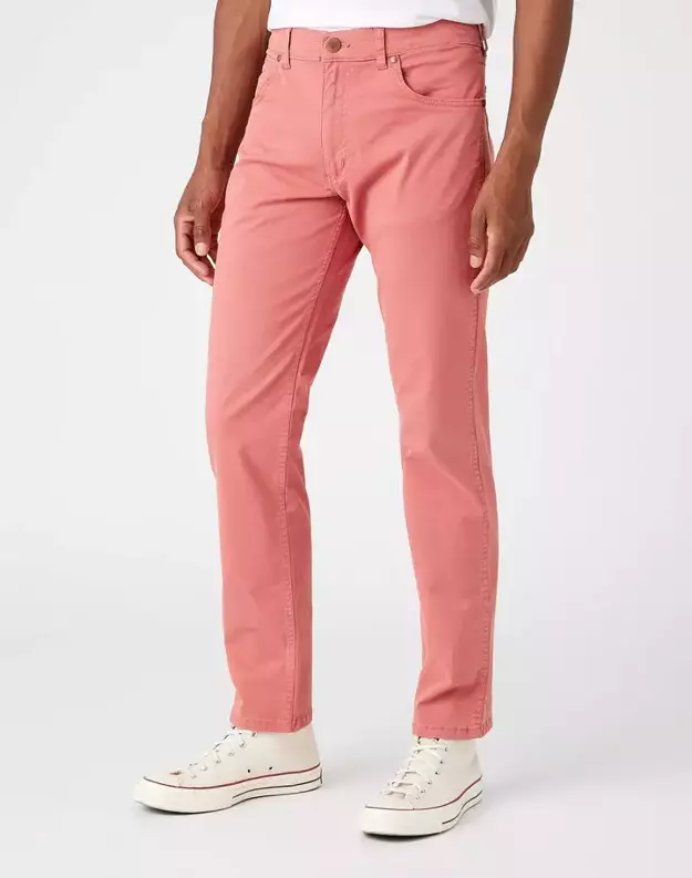 WRANGLER GREENSBORO MĘSKIE SPODNIE MATERIAŁOWE FADED ROSE W15QY6XAP