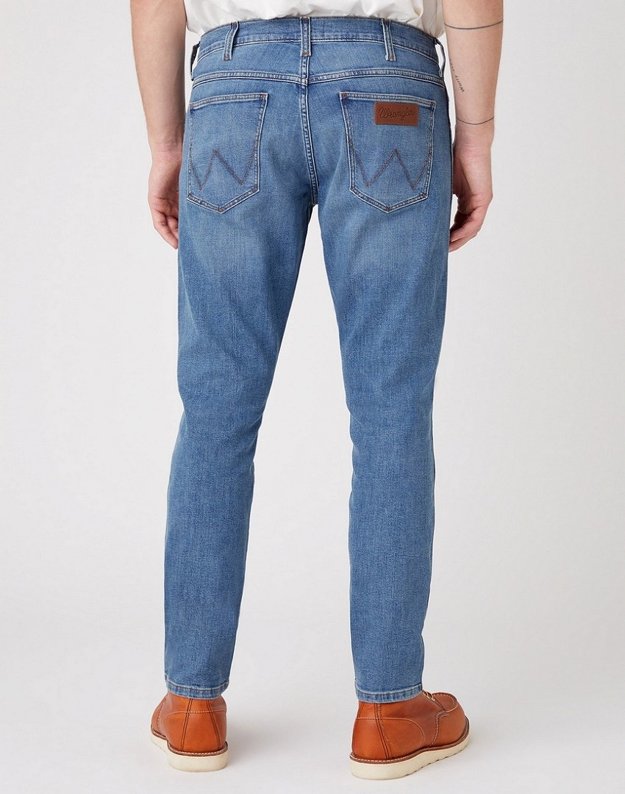 WRANGLER LARSTON MĘSKIE SPODNIE JEANSOWE DUSKY CLOUD W18SYJ38R