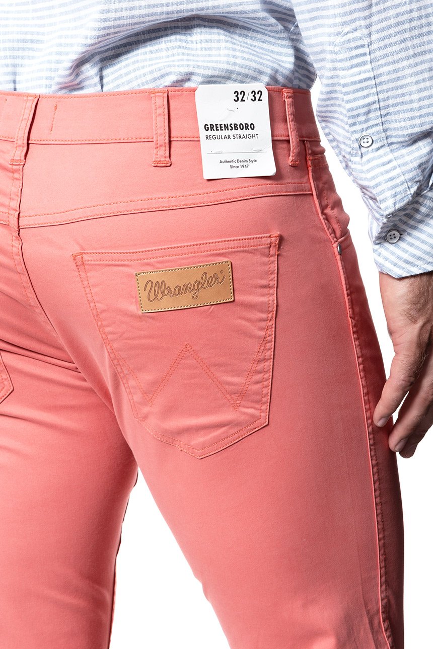 WRANGLER SPODNIE MĘSKIE GREENSBORO CORAL W15QWAR03